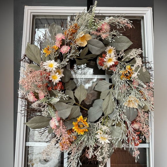 Faux floral wreath - Picture 1 of 3